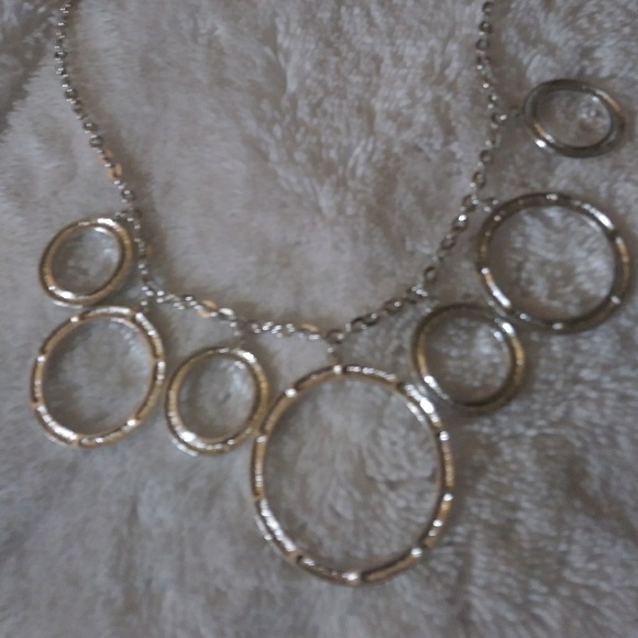 Cool Silver Tone Necklace with Circles🌷 - Picture 4 of 5